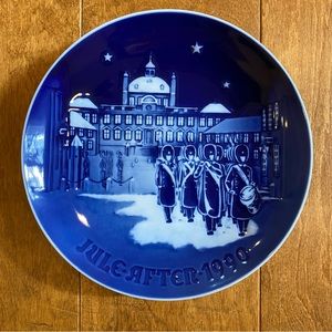 1990 Bing & Grondahl Christmas plate, Guards at Fredensborg Palace